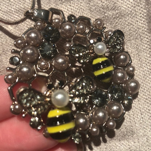 BEE HoneyComb Pendant Necklace NWOTS - Picture 9 of 12